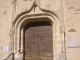 Le portail de style gothique de l'église.