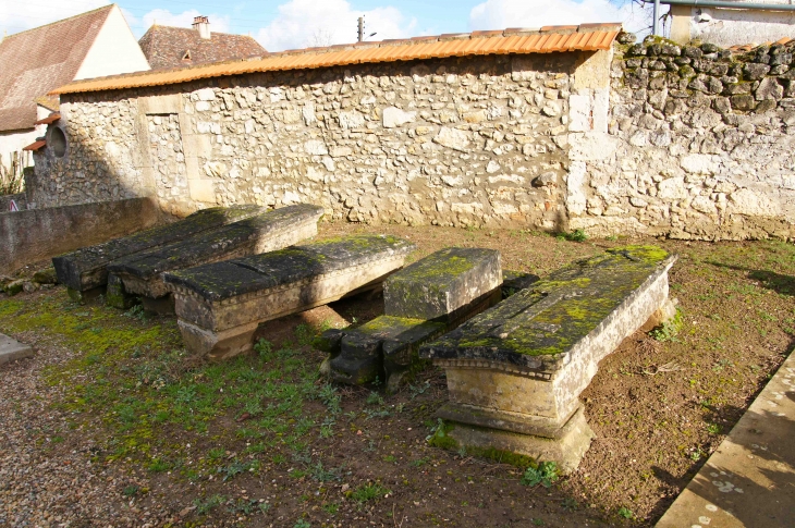 Anciennes pierres tombales (cimetière autour de l'église). - Varennes