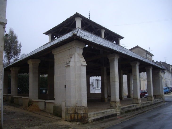 La halle couverte. - Villamblard