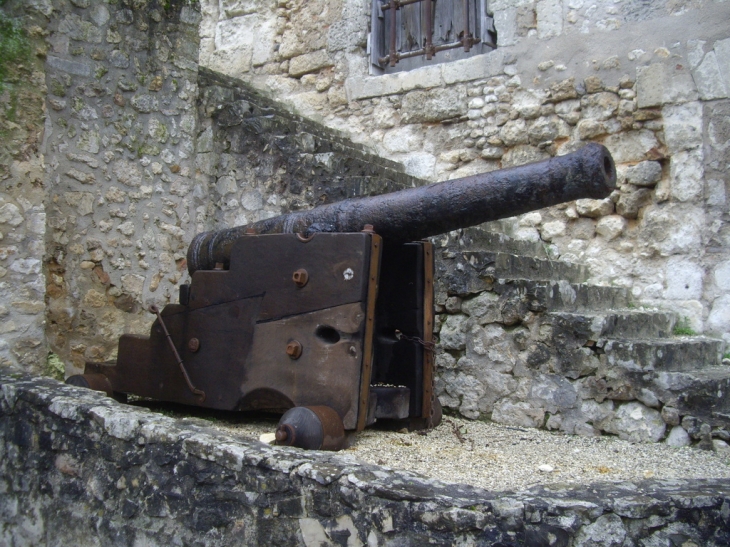 Ancien canon du château Barrière. - Villamblard