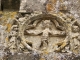Bas-relief au dessus du portail de l'église représentant la crucifixion (XIVème).