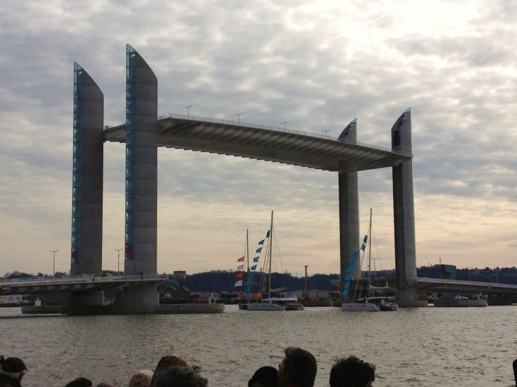 Le défilé nautique lors de l'inauguration du pont levant. - Bordeaux