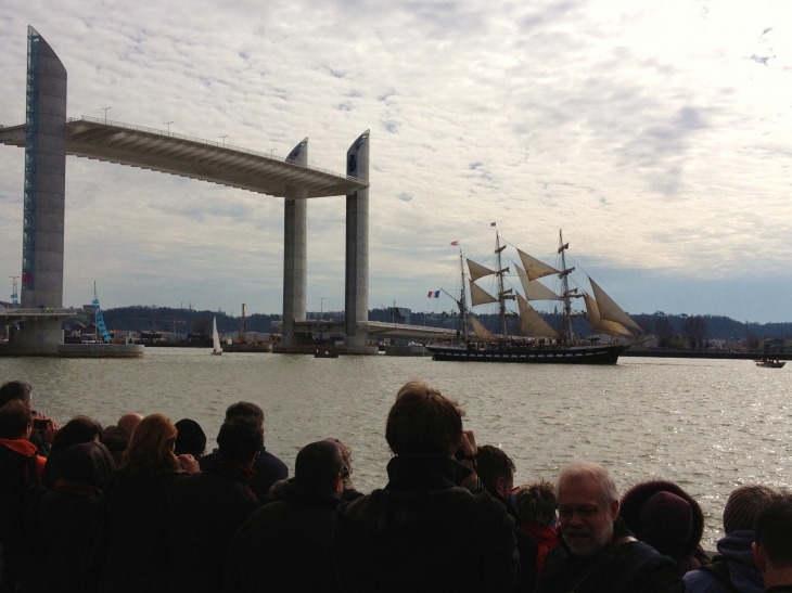 Le Belem arrivant au port de Bordeaux.