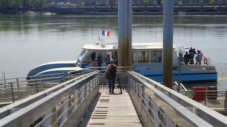 Le Batcub au ponton Yves Parlier sur la rive droite. - Bordeaux