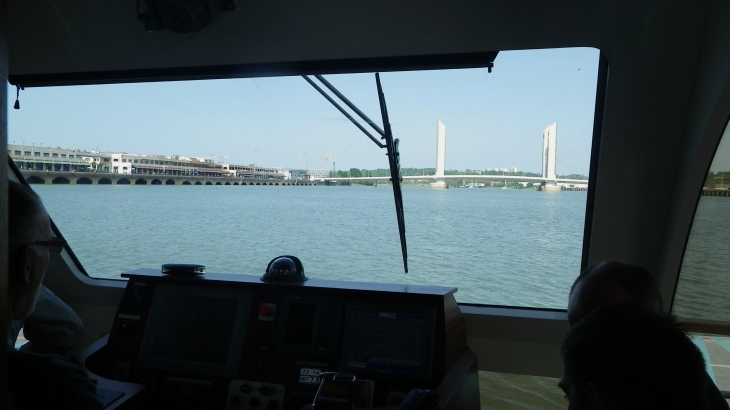Le Batcub passe sous le pont levant. - Bordeaux