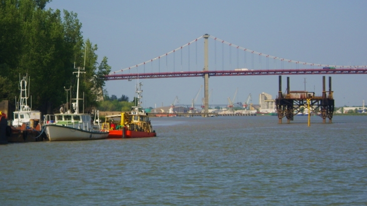 Le Batcub à l'approche du pont d'Aquitaine. - Bordeaux