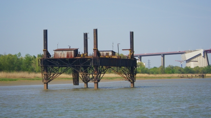 Plateforme abandonnée sur la Garonne. - Bordeaux