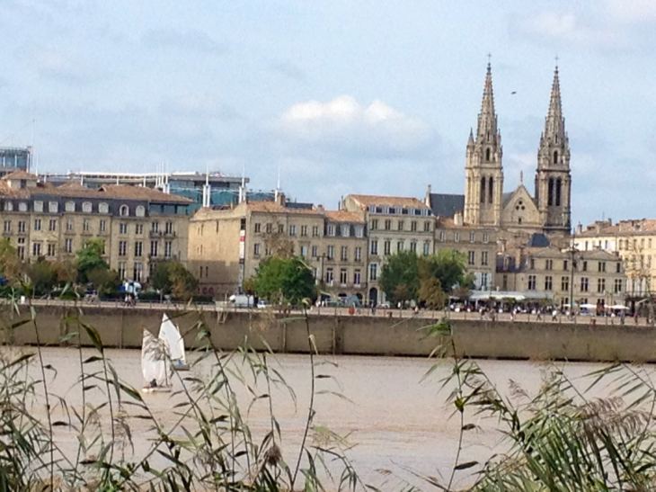 Le quai des Chartrons vu de la rive droite de la Garonne. - Bordeaux