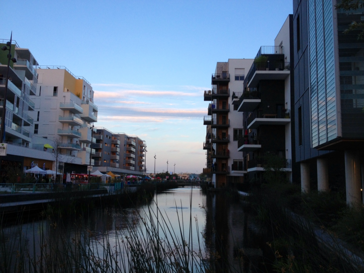 Les immeubles du quartier Ginko au bord du canal. - Bordeaux