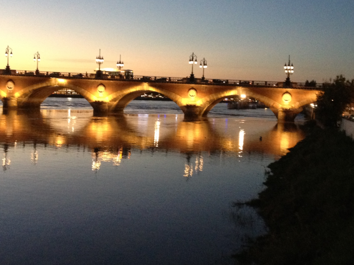 Le pont de pierre à la tombée de la nuit. - Bordeaux