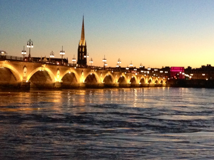 Le pont de pierre et la flèche Saint Michel. - Bordeaux