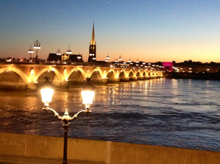 Le pont de pierre et la flèche Saint Michel. - Bordeaux