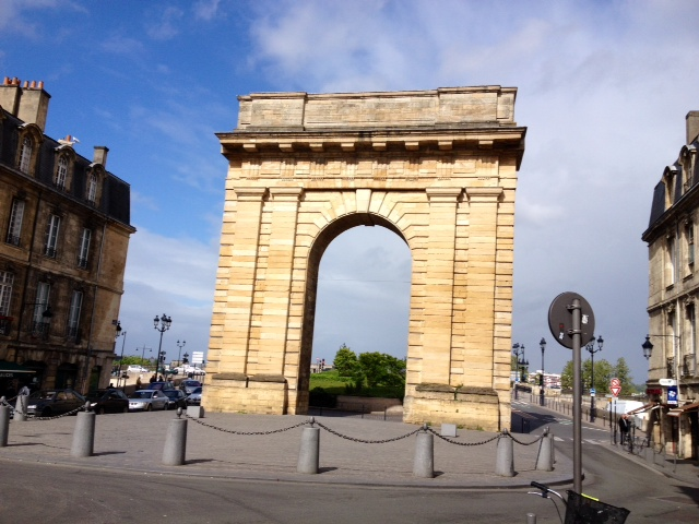 Place Bir Hakeim, la porte de Bourgogne ou des Salinières XVIIIème (MH). - Bordeaux