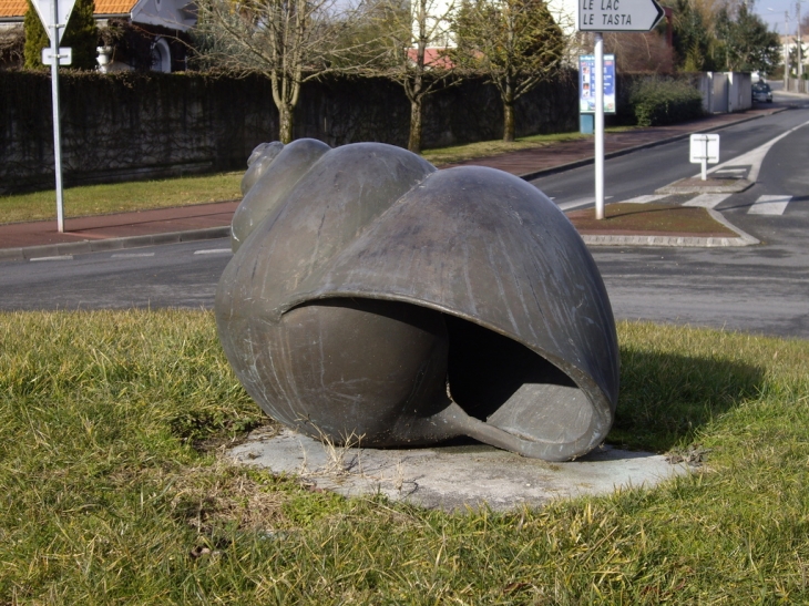 L'escargot du rond-point de l'avenue d'Aquitaine. - Bruges