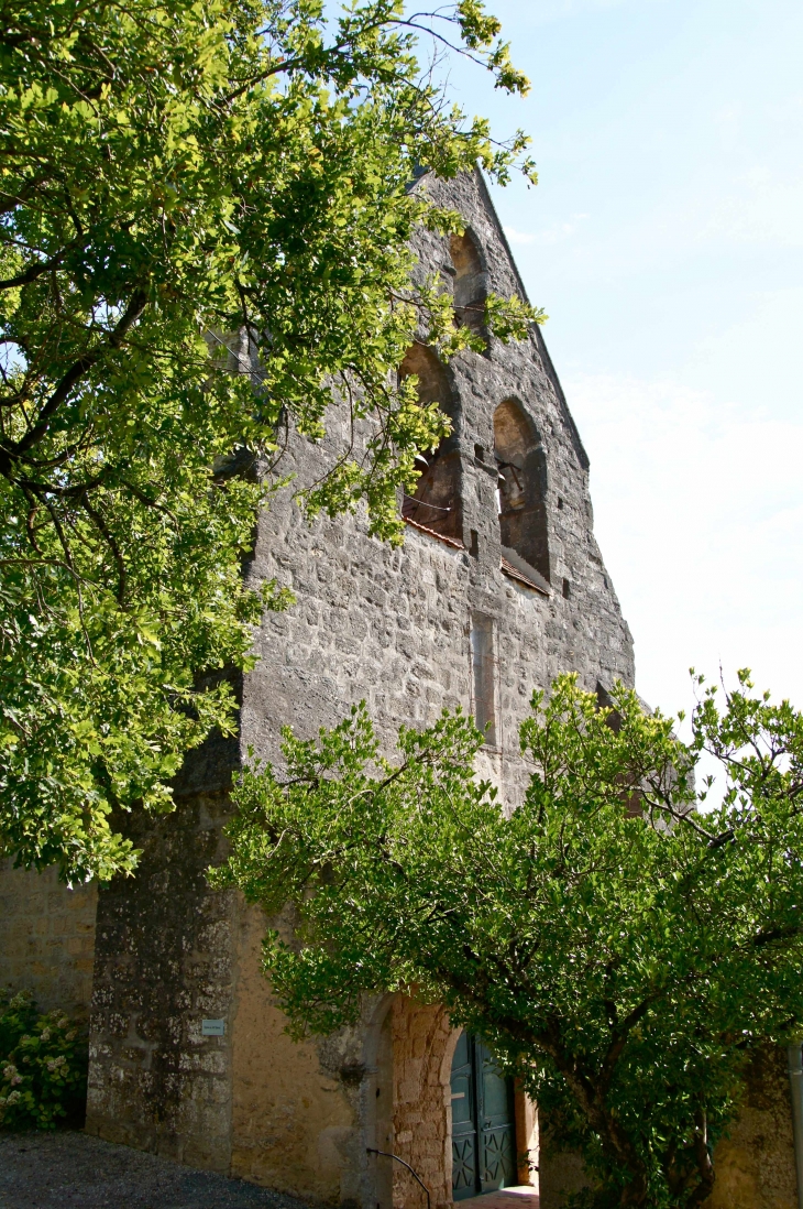 Le clocher-mur et le porche de l'église Saint-Pierre. - Dieulivol