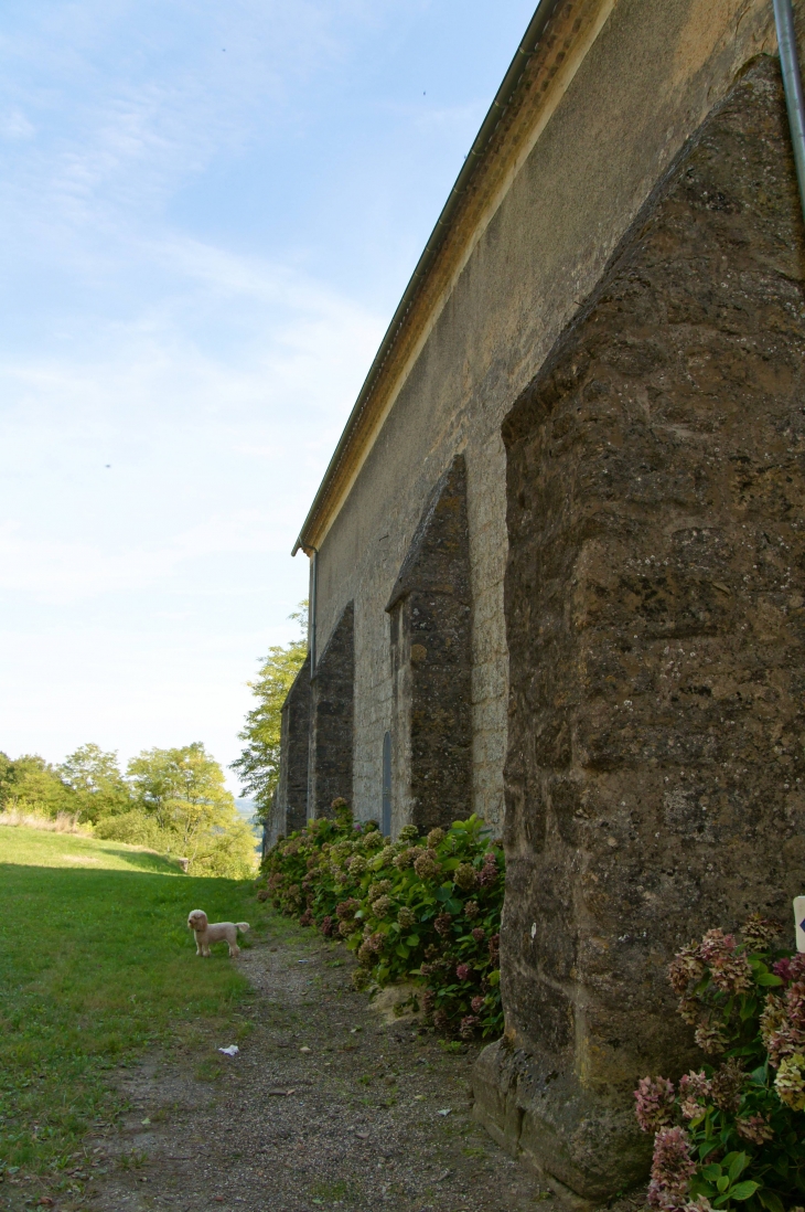 Les contreforts de la façade latérale nord de l'église Saint Pierre. - Dieulivol