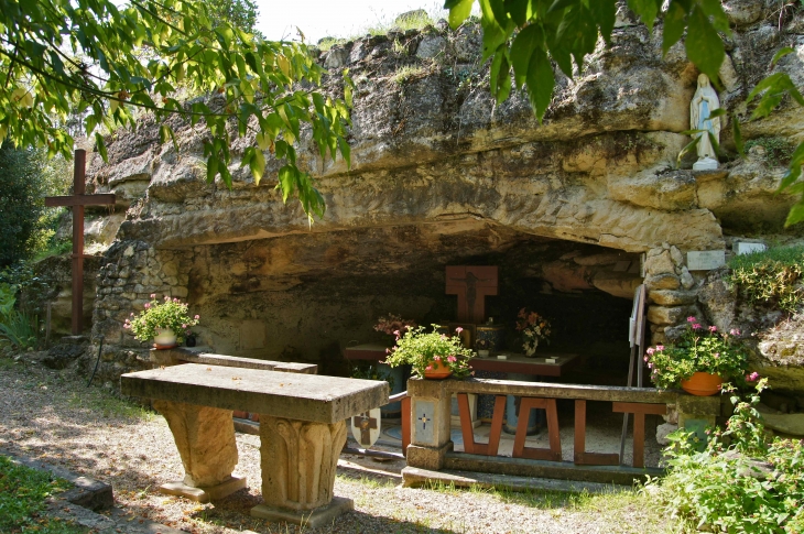 Près de l'église Saint Pierre. Grotte: Sanctuaire Notre-Dame de Lourdes érigé le 15 août 1942. - Dieulivol
