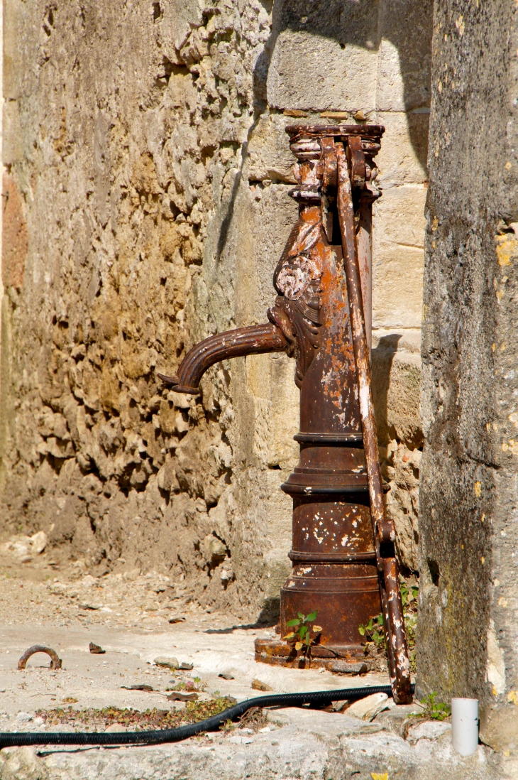 Ancienne pompe à eau du village. - Dieulivol