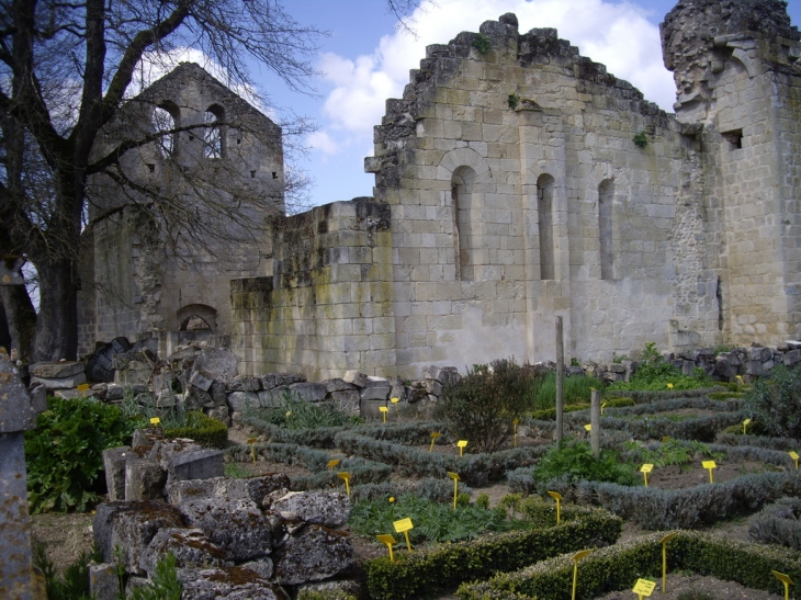 Le jardin médiéval à l'arrière des fortifications templières de Sallebruneau. - Frontenac