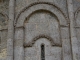 Le rond point le l'abside est divisé en sept parties par des pilastres décorés de dents de scie, de dents de loup, de damiers et de perles. Eglise Saint Pierre.