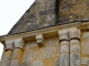 Modillon et chapiteaux sculptés de la corniche au dessus du portail. Eglise Saint Pierre.