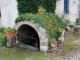 A Meilloc, Fontaine couverte par une construction en pierre de taille ayant la forme d'un dôme.