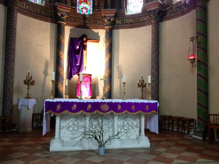 L'autel de l'église. - Hostens