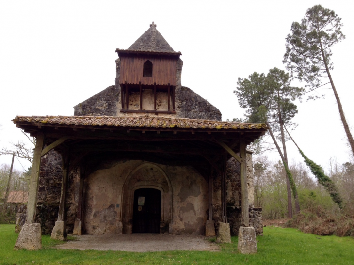 Le porche de la chapelle gothique de Rétis - Hostens