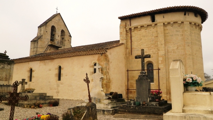 L'église romane St Martin (IMH) et son abside surélevée pour la défense. - Ladaux