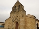 L'église romane, son clocher-mur et son portail gothique.