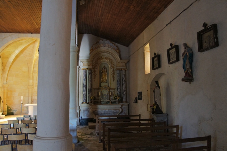 Bas-côté de droite avec son retable du XVIIIe siècle. Eglise Saint Nicolas. - Le Fieu