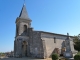 L'église Saint Nicolas possède une façade du XVIIIe siècle et un clocher pointu qui remplace l'ancien mur-pignon.