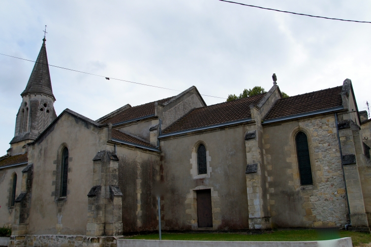 Vers le chevet de l'église Saint pierre ès Liens. - Les Églisottes-et-Chalaures