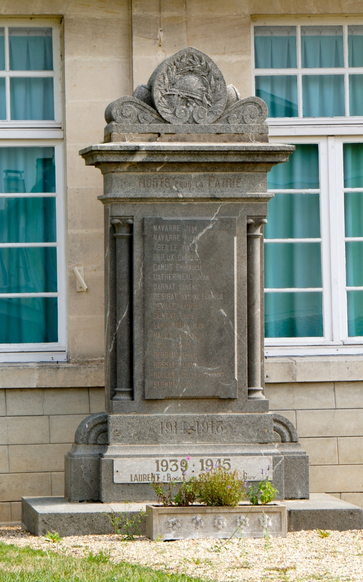 Monument aux Morts à Monfourat. - Les Églisottes-et-Chalaures