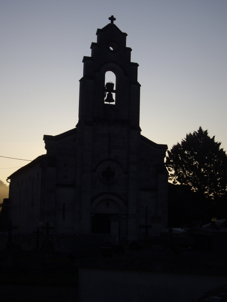 L'église au lever du soleil, reconstruite 16ème siècle. - Ligueux