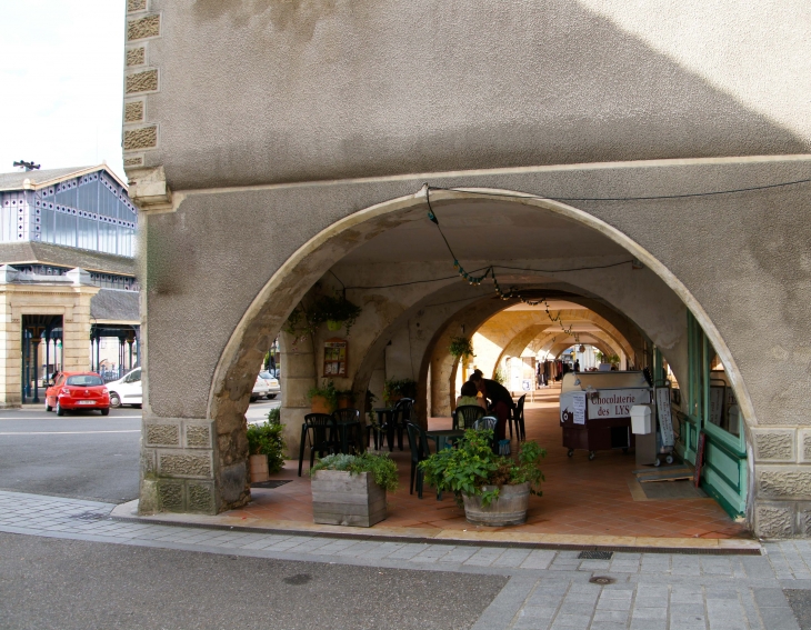 Galerie à arcades, place de la Halle. - Monségur
