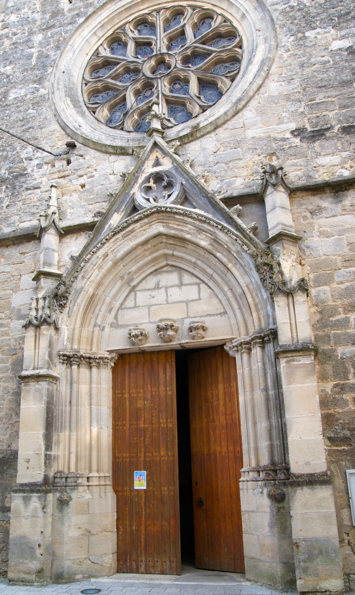 Portail de la façade occidentale de l'église Notre Dame. - Monségur