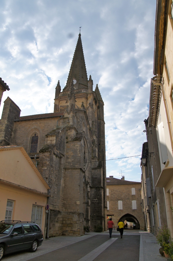 Rue de l'église Notre Dame. - Monségur