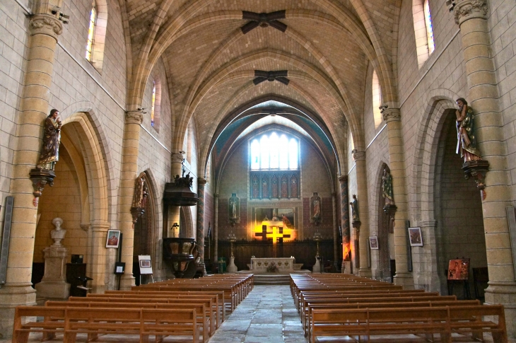 Eglise Notre Dame : La nef centrale sans pilier, flanquée de chapelles latérales, présente partout une visibilité sans obstacle. - Monségur