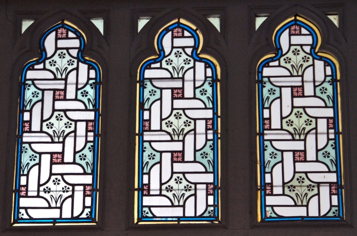 Eglise Notre Dame : vitraux du portail. - Monségur