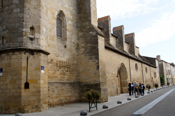 Façade latérale sud de l'église Notre Dame. - Monségur