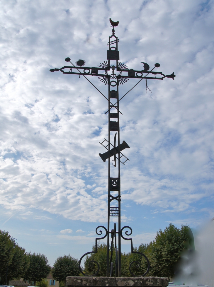 La Croix de Mission fut érigée en 1808,à l'issue d'une mission, pour expier la mort du Curé de Cours, guillotiné en 1794. - Monségur