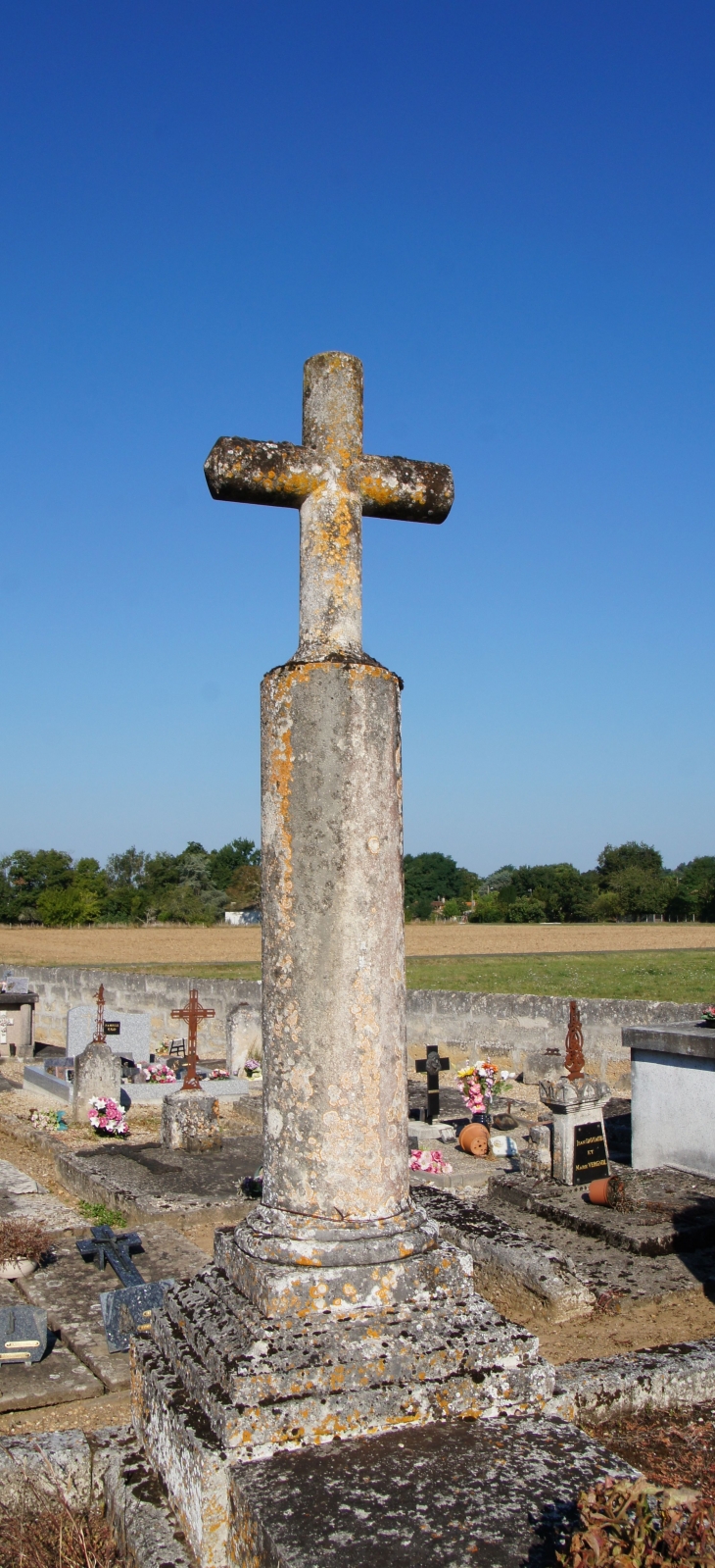 Croix de cimetière. - Porchères