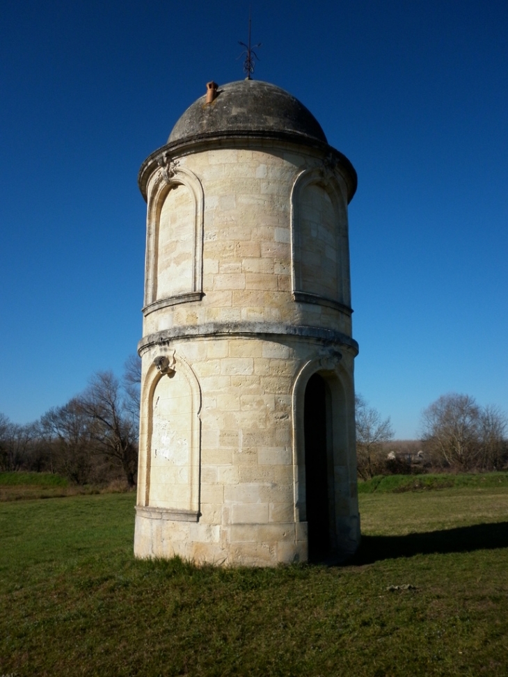 La tour de Gascq XVIIIème sur l'ancien port. - Portets