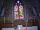 Les fresques néo-gothique, l'autel et les vitraux
