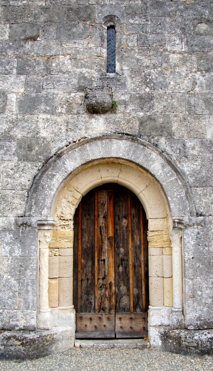 Portail de la façade occidentale de l'église saint Hilaire. - Puynormand
