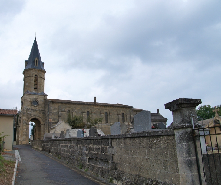 L-eglise-vers-1855-et-1962. La nef de l'église est vaste pour l'époque romane avec ses 30 mètres de long et ses 10 mètres de large. - Saint-Christophe-de-Double