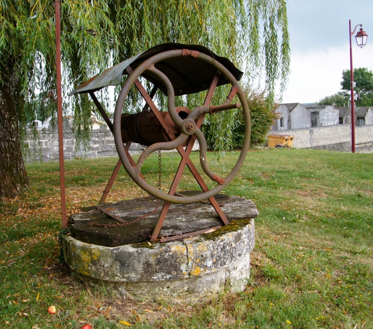 Le puits du village. - Saint-Christophe-de-Double