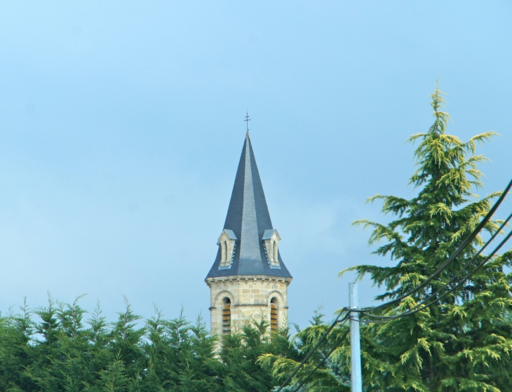 Le clocher de l'église. - Saint-Christophe-de-Double