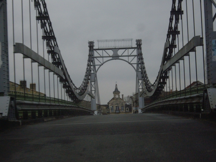 La mairie vue du pont suspendu sur l'Isle. - Saint-Denis-de-Pile